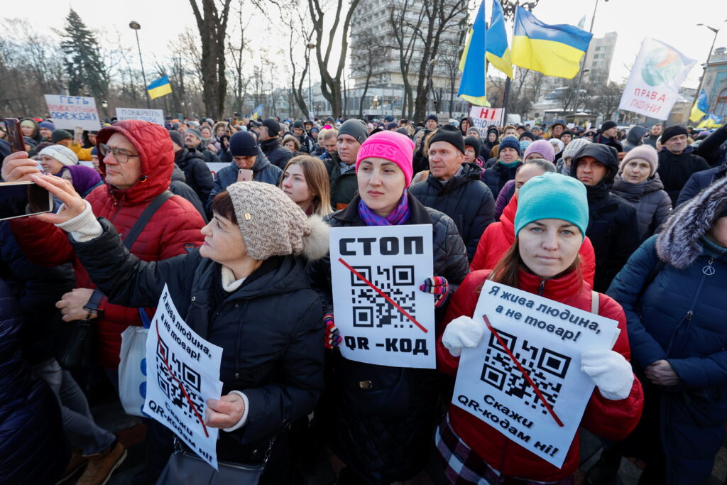 У Києві проходить мітинг антивакцинаторів: учасники перекрили центр міста