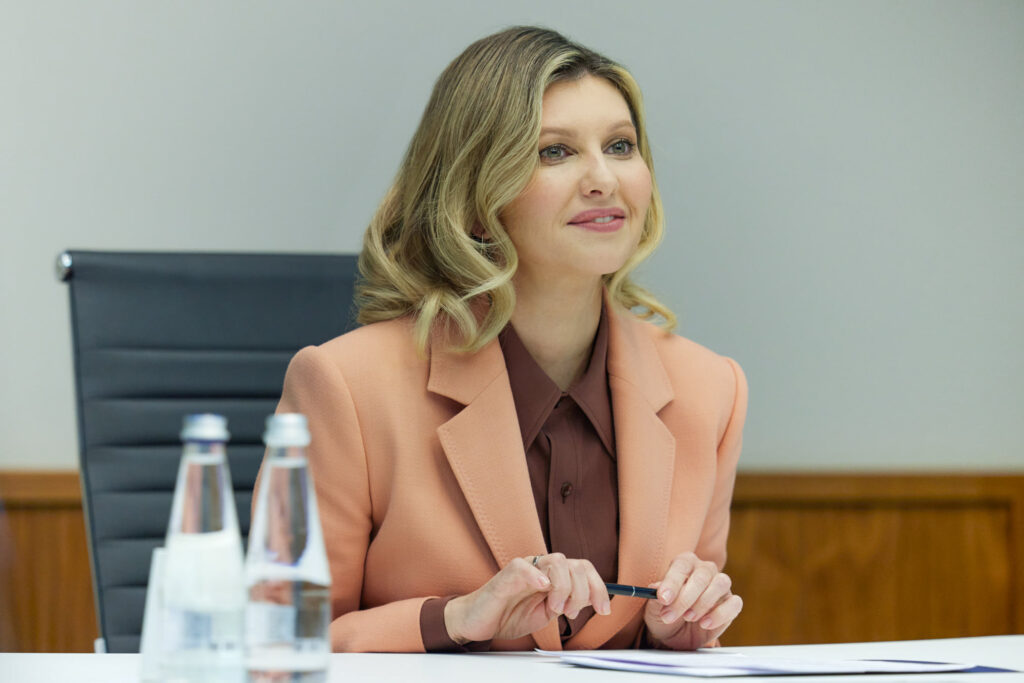 Можуть стріляти снайпери: у Львові людей попросили не висовуватись з вікон через візит дружини Зеленського