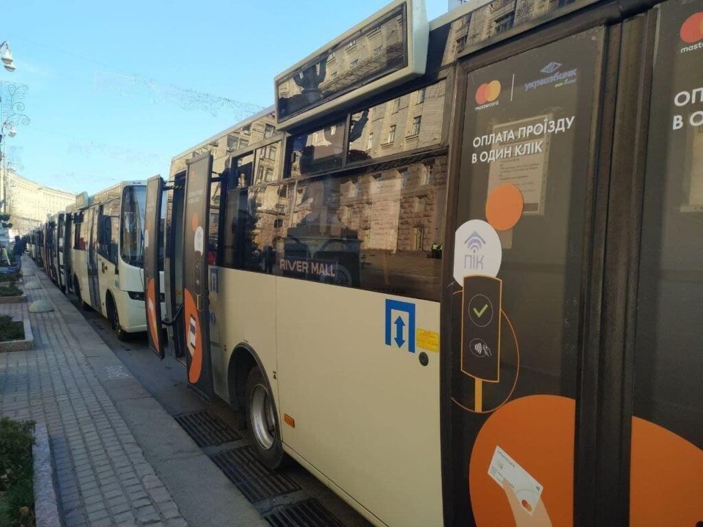 П’ять наляканих баранів і сутички з поліцією: під КМДА влаштували акцію протесту через умови перевезення в маршрутках