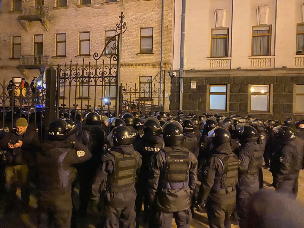 На Банковій відбулася штовханина: до ОПУ не пустили протестувальників, які вимагають відставки Єрмака