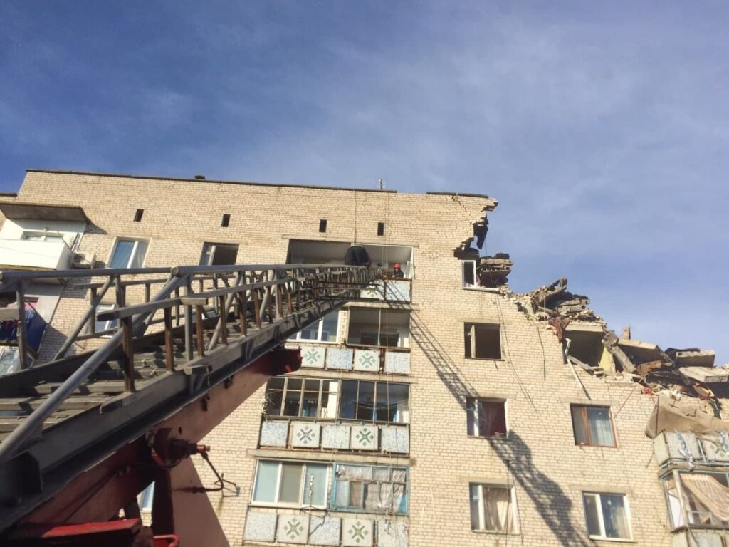 Вибух у багатоповерхівці на Миколаївщині: під завалами знайшли непритомну жінку