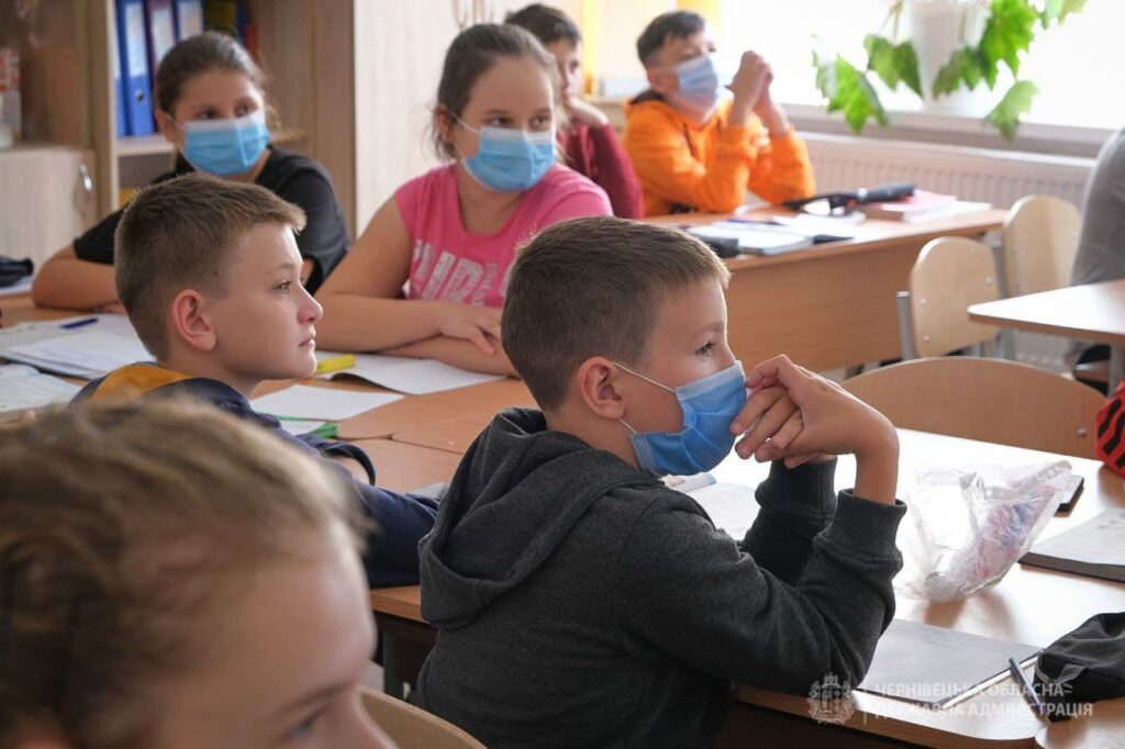 С понедельника в 14 областях Украины возобновится учебный процесс для школьников — Минобразования