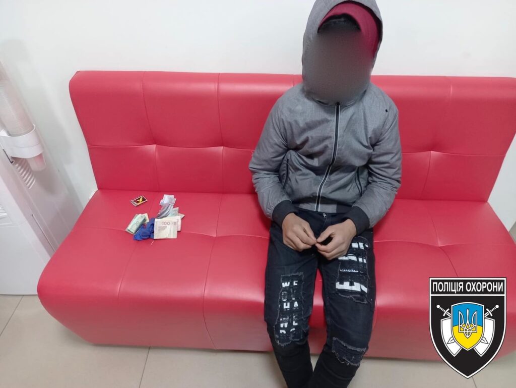 В Ужгороді зловмисник сам викликав поліцію, оскільки не зміг самостійно залишити місце злочину