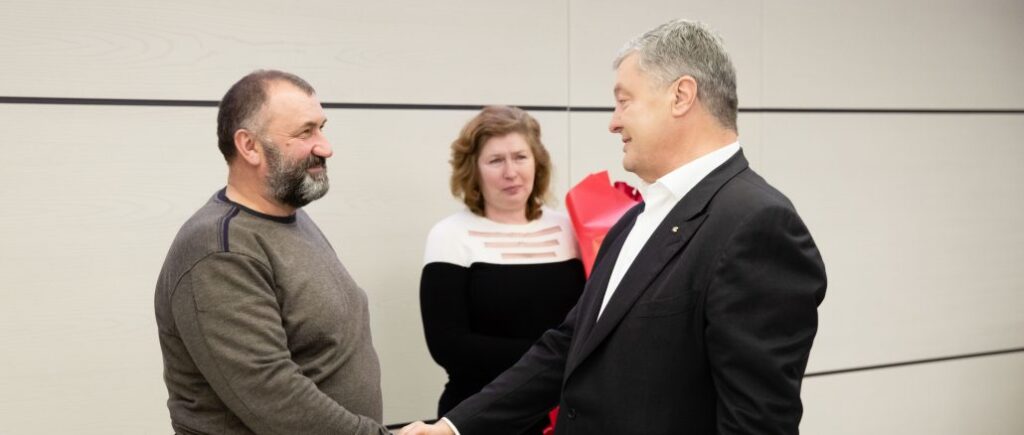 Невеликий крок до відновлення справедливості: Порошенко зустрівся зі звільненим генералом Павловським