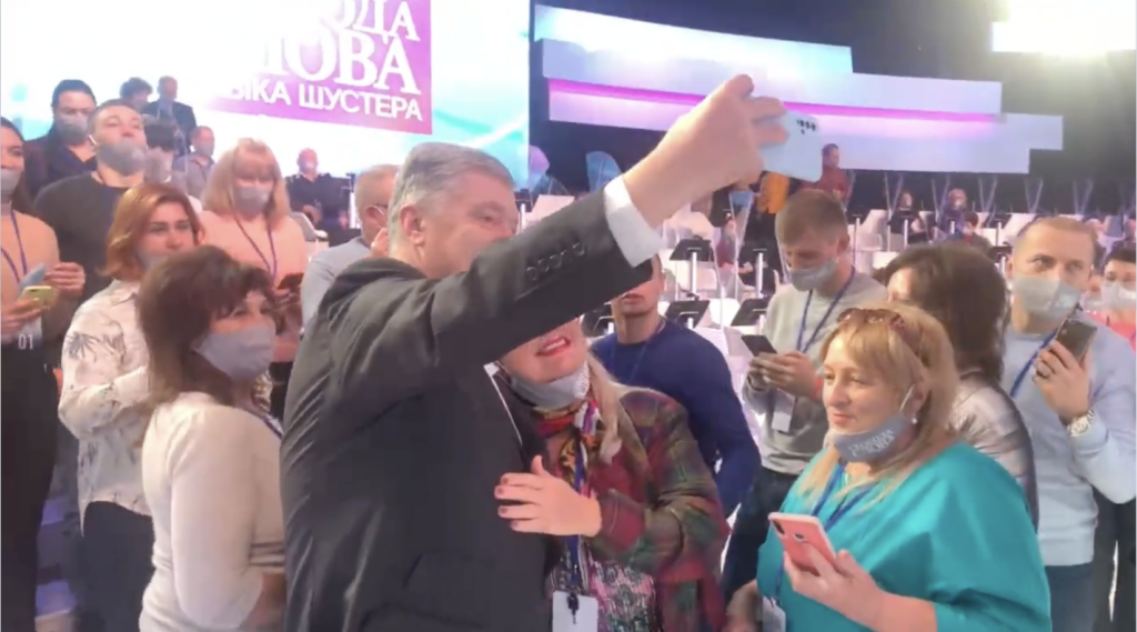 Селфі з президентом: у перерві шоу Шустера люди оточили Порошенка для спільного фото