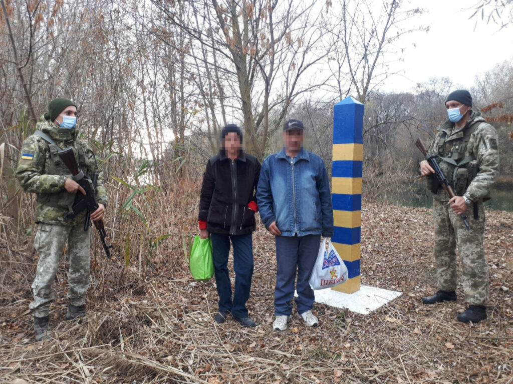 С вещами в пакетах: супруги переплыли Днестр, чтобы попасть в Украину