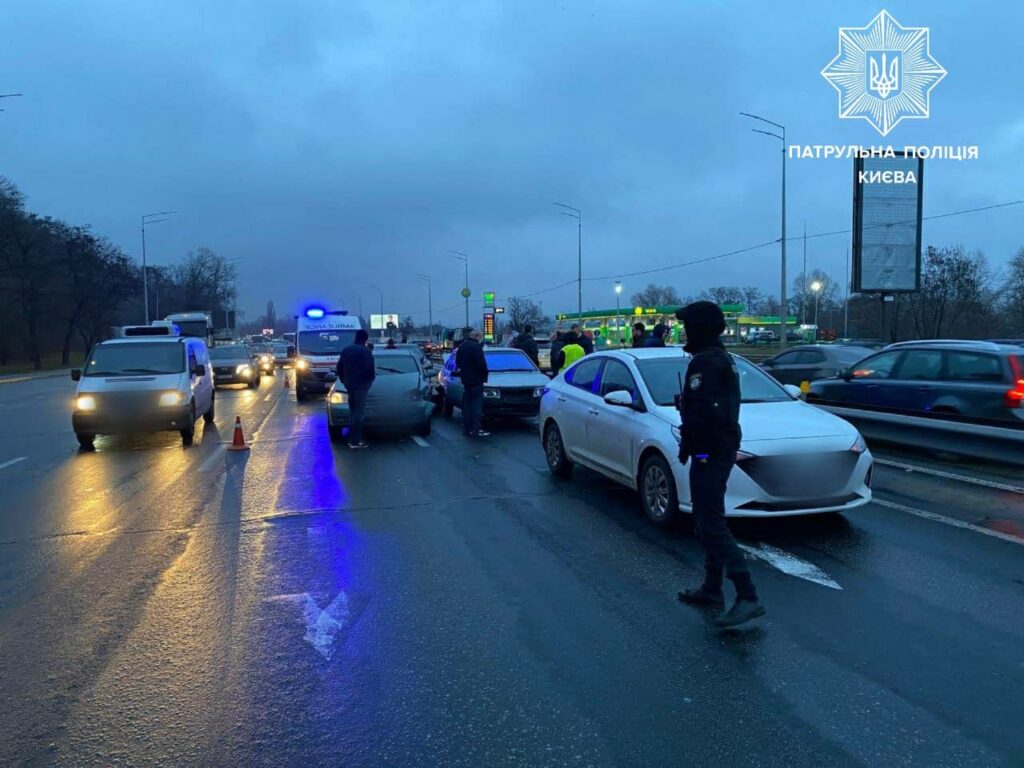 На Столичному шосе у Києві зіткнулися п’ять автівок: ДТП паралізувало рух