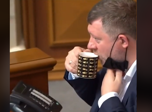 Чай чи щось міцніше? У мережі опублікували дивне відео вживання напоїв “слугою” Корнієнком