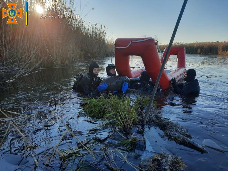На Харківщині водолази-сапери виловили реактивний снаряд: фото