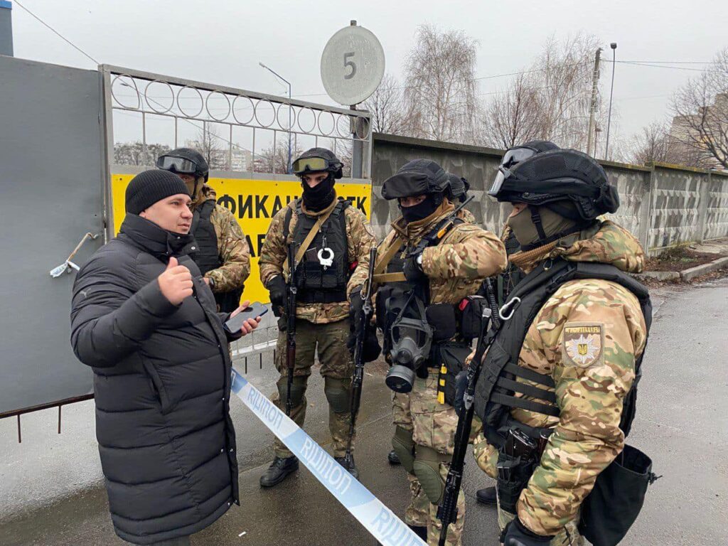 Стрелял в людей: под Киевом правоохранители штурмовали квартиру вооруженного преступника