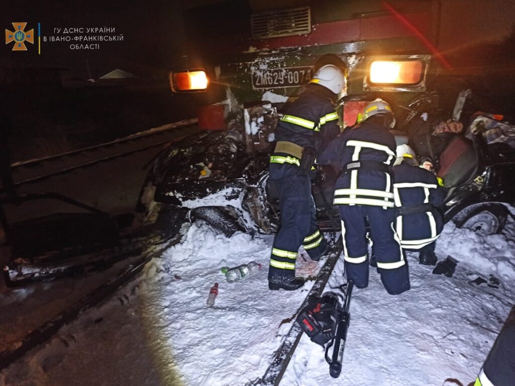 На Івано-Франківщині потяг розчавив автівку: загинули дві людини