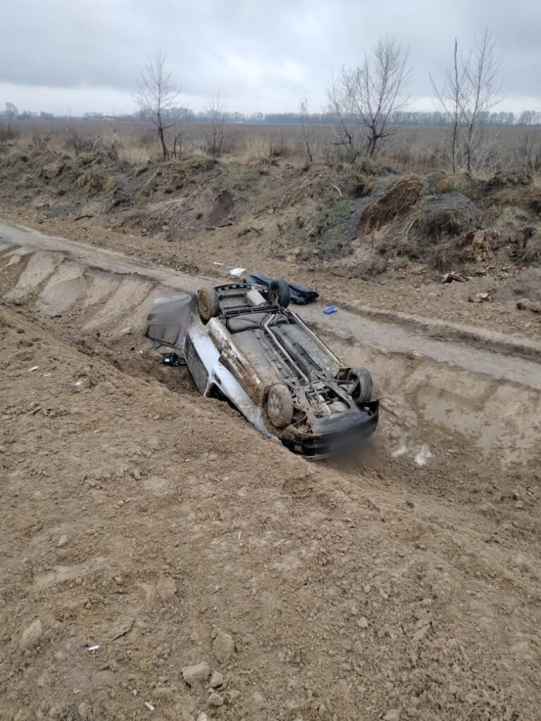 На Київщині автівка вилетіла в кювет, є загиблий
