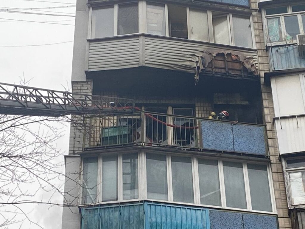 В одній з багатоповерхівок Києва сталась масштабна пожежа: є загиблий