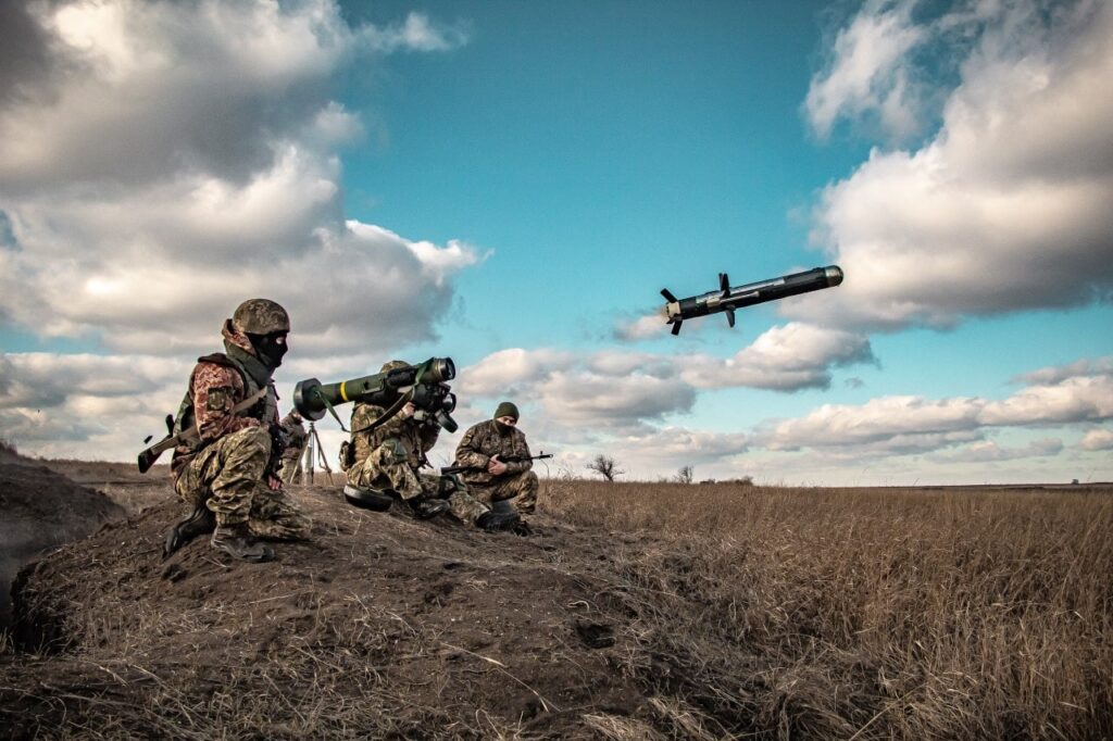 Через недофінансування українська армія не зможе самотужки протистояти російській агресії — Bloomberg