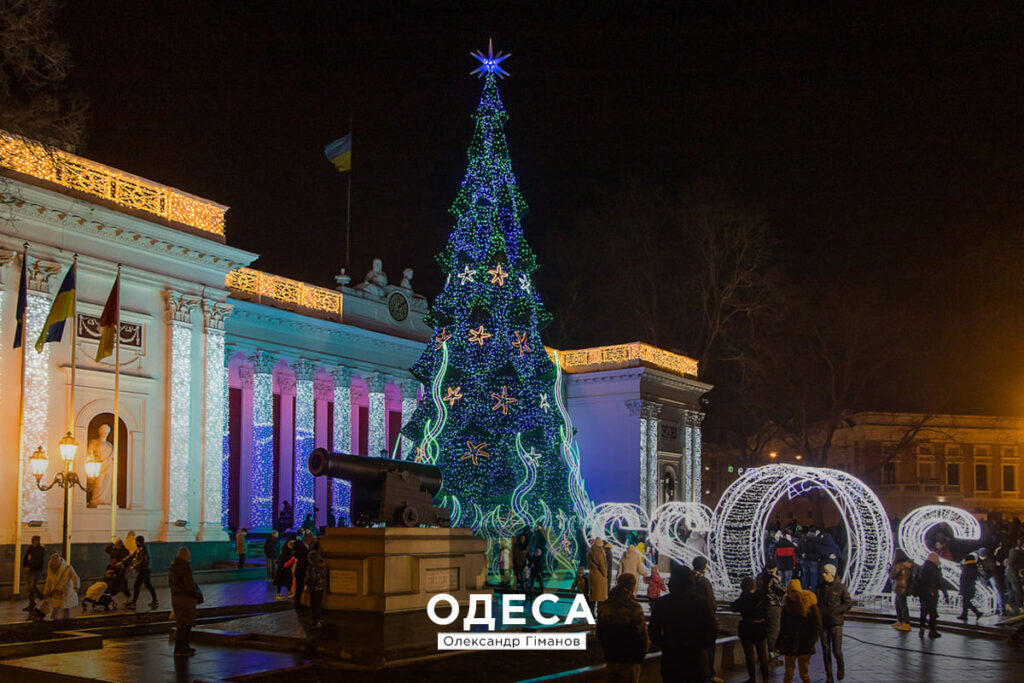 В Одесі поліціянти перевіряють центральну ялинку на Дерибасівській: про її мінування повідомив анонім