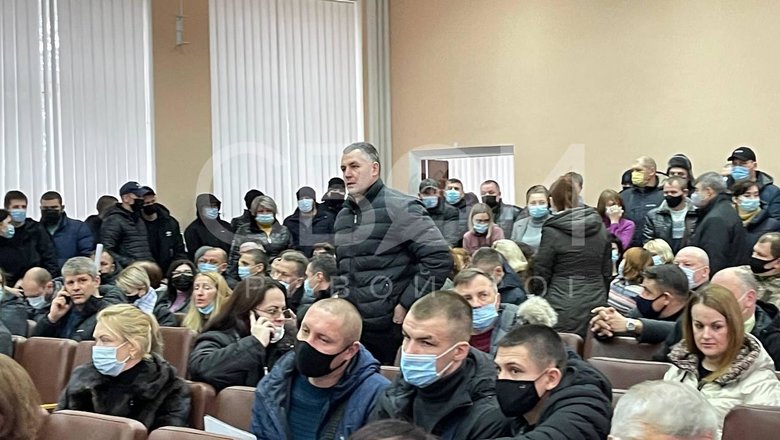 Влаштували бійку та запросили “тітушок”: “Слуги народу” намагались зірвати засідання Криворізької райради
