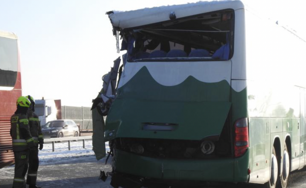 У Польщі автобус зі школярами потрапив у ДТП, багато постраждалих