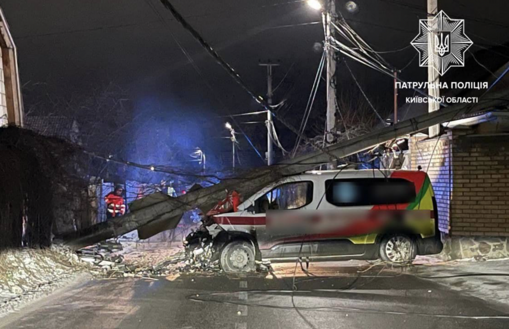 Під Києвом “швидка” врізалась в електроопору, є постраждалі