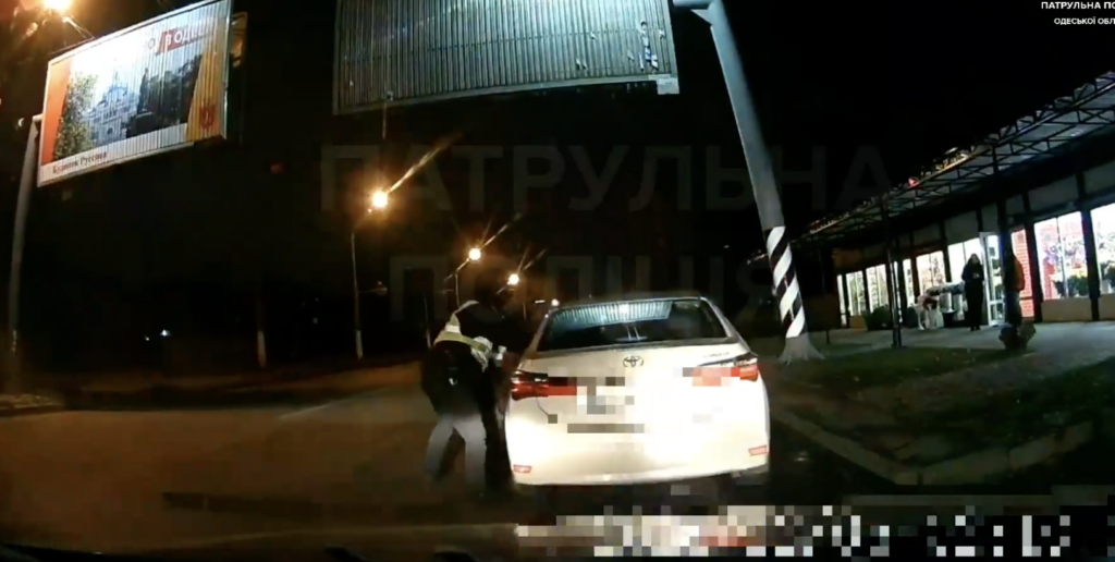 В Одесі поліція відкрила вогонь для зупинки авто-порушника