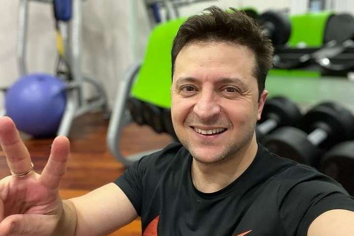 «Это блоггер или президент?»: очередное сообщение Зеленского из спортзала раскритиковали в сети
