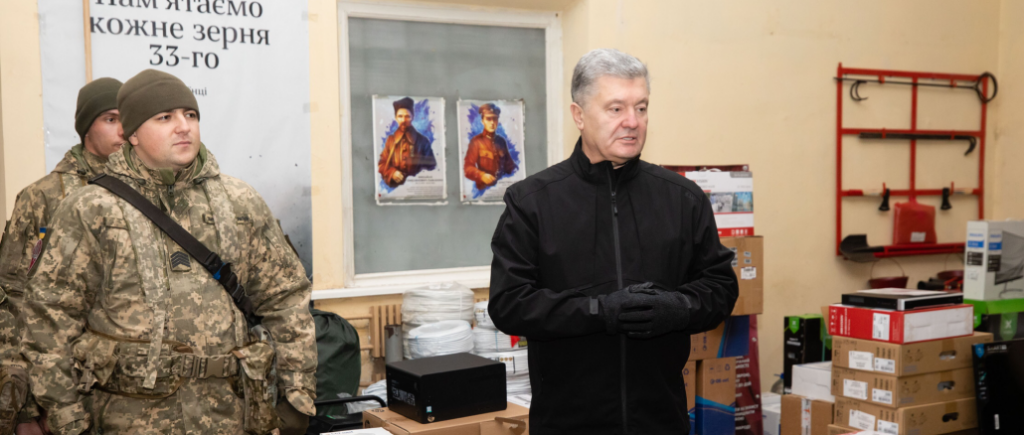 Лише ЗСУ здатні зупинити плани Путіна: Порошенко передав комплекс відеоспостереження українським військовим на Донбасі