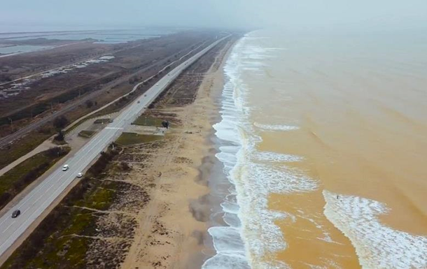 В окупованому Криму Чорне море забарвилося у жовтий колір: причина