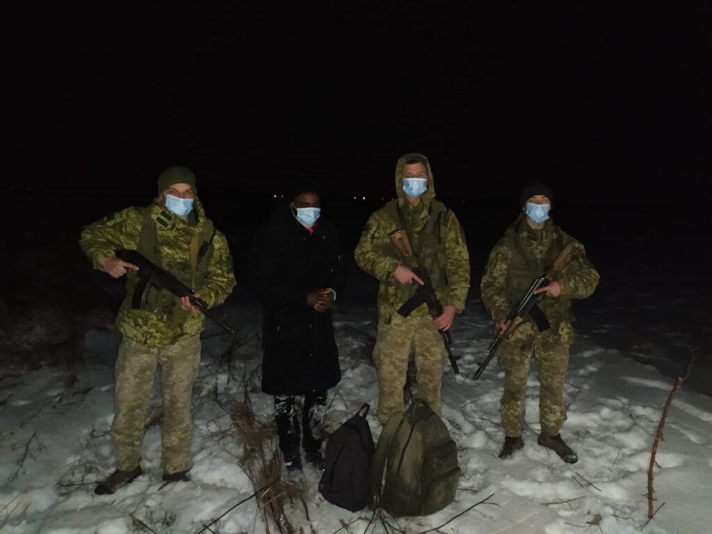 Хотів до Євросоюзу, але не вийшло: українські прикордонники врятували іноземця з річки Уж