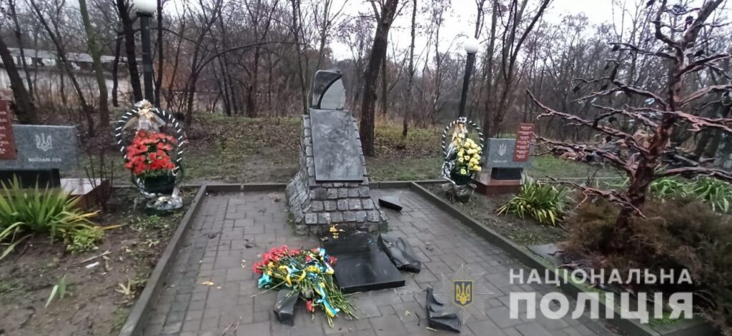 На Миколаївщині невідомі пошкодили й осквернили меморіал Небесній Сотні