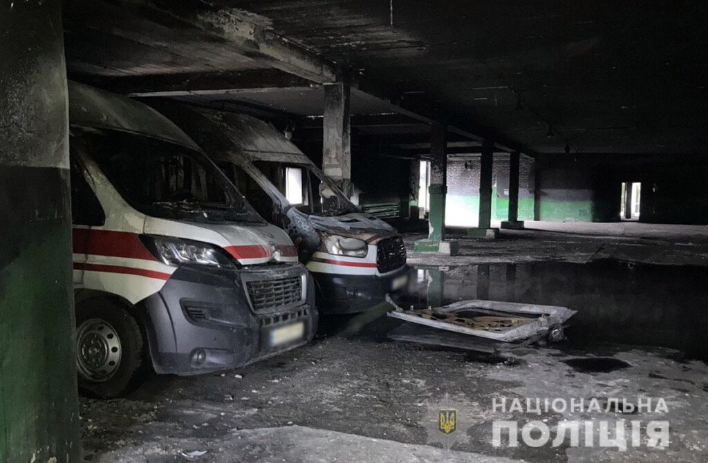У Краматорську сталася масштабна пожежа на станції швидкої допомоги: згоріло 10 машин