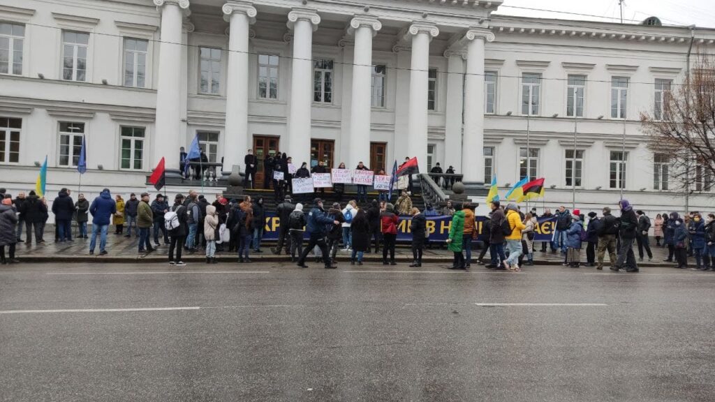 Через пропагандистські заяви: в Полтаві протестують проти міського голови Олександра Мамая