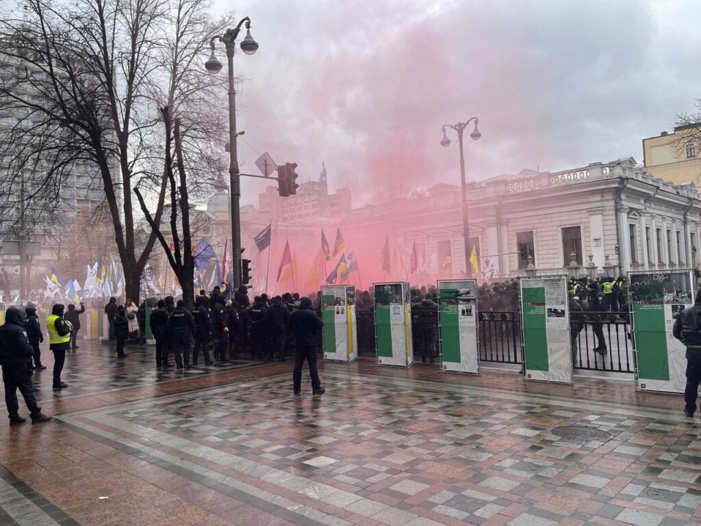 Під Радою відбувається акція протесту ФОПів: сталися сутички з правоохоронцями