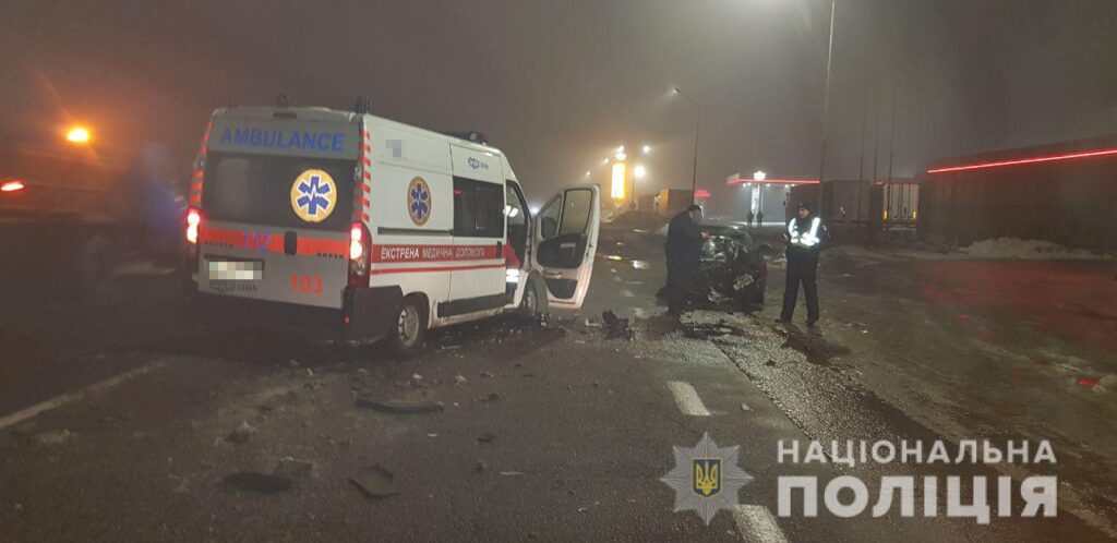 Виїхав на зустрічну й зіткнувся зі “швидкою”: на Харківщині сталась смертельна ДТП