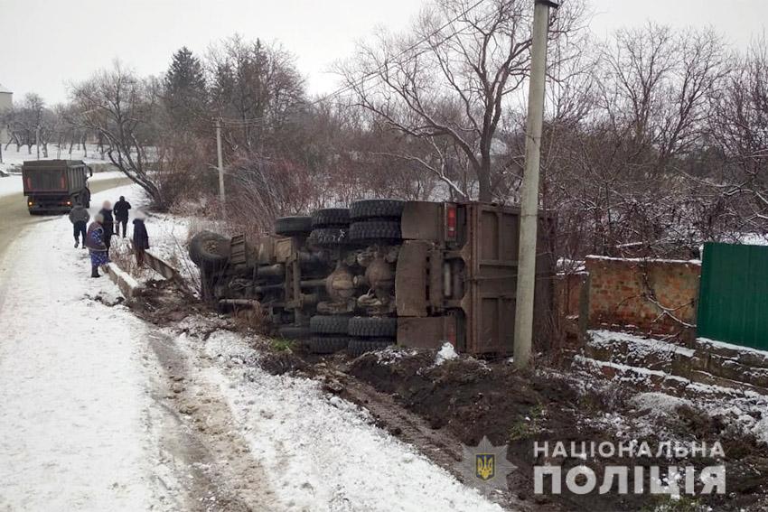 На Хмельниччині фура злетіла в кювет і перекинулася: загинув пішохід