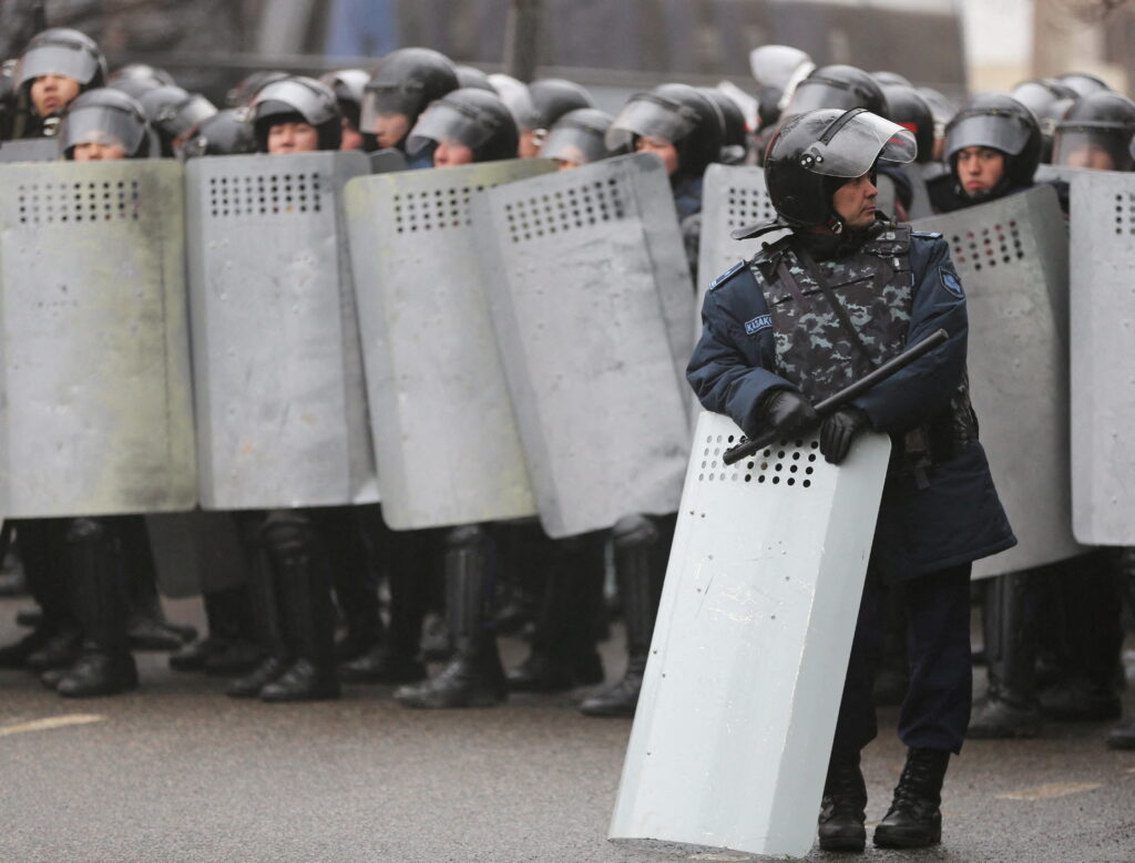 В Казахстане задержали около восьми тысяч протестующих