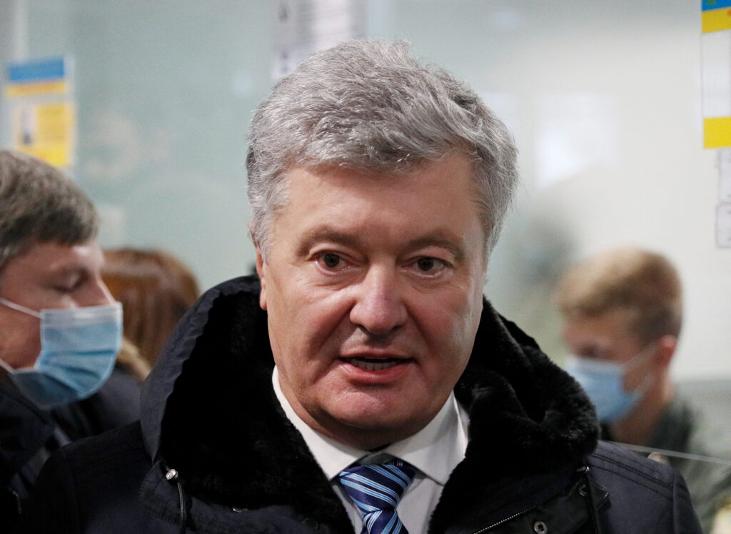 Слідчі ДБР не можуть пояснити справжній мотив підозри Порошенку – дослідження