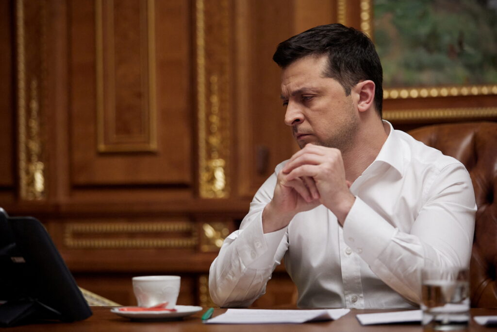Зеленський про пріоритети: ми можемо збільшити армію в два-три рази, але тоді не зможемо будувати дороги