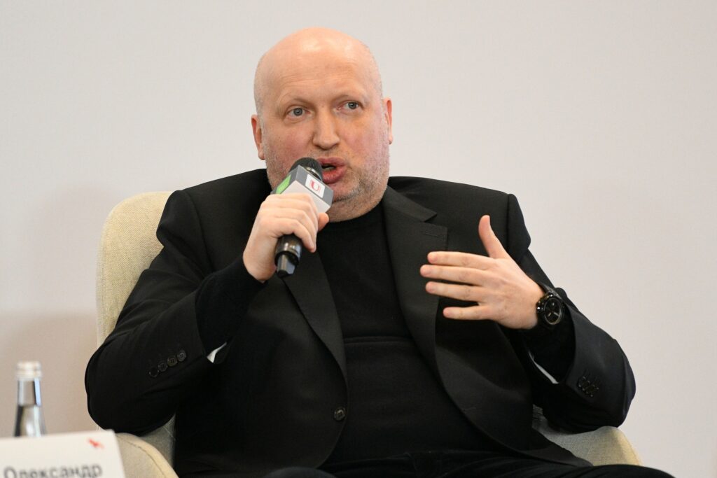 Прийдемо на Банкову: Турчинов застеріг владу від спроби посадити літак, в якому прибуває  Порошенко, в іншому аеропорту