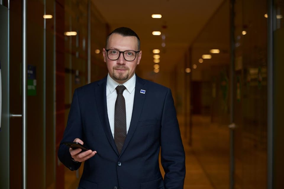 Перший скандал у новому році: “Слуга” Безгін сфотографувався у худі із провокаційним написом