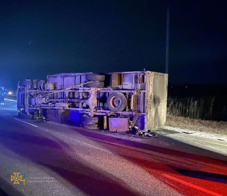 Не помітили перекинуту фуру: на Донеччині три авто врізались у вантажівку: є постраждалі