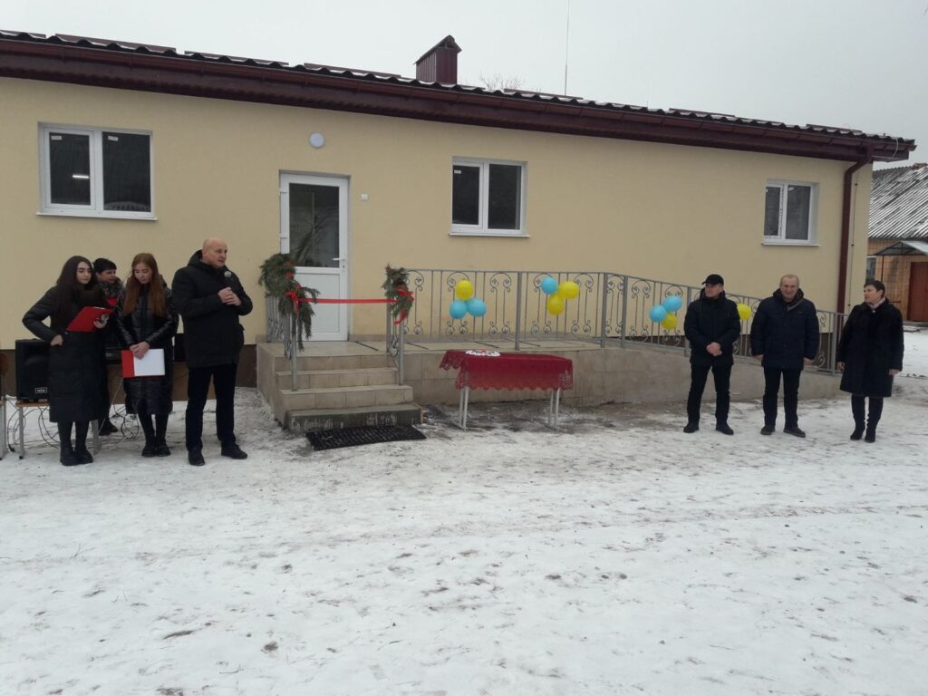 З перерізанням стрічки: на Рівненщині “урочисто” відкрили шкільний туалет