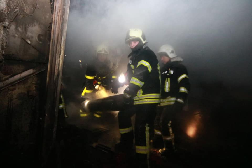На Подолі в Києві загорівся ангар з газовими балонами: перші подробиці