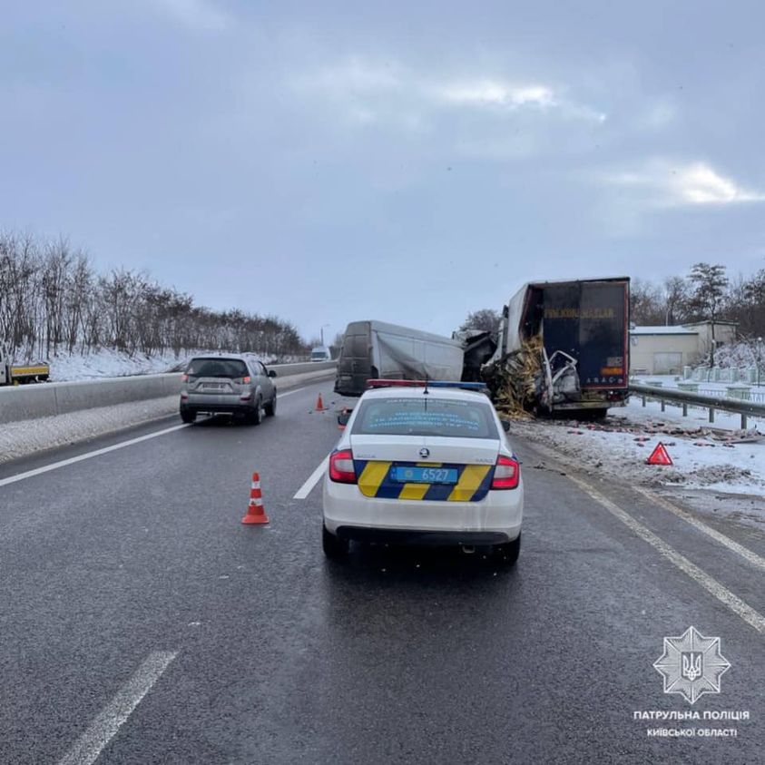 На трасі Київ-Одеса сталася ДТП з участю мікроавтобуса та фури: є постраждалі