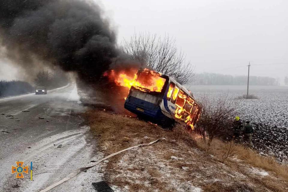 На Дніпропетровщині через ДТП загорівся пасажирський автобус, є жертва