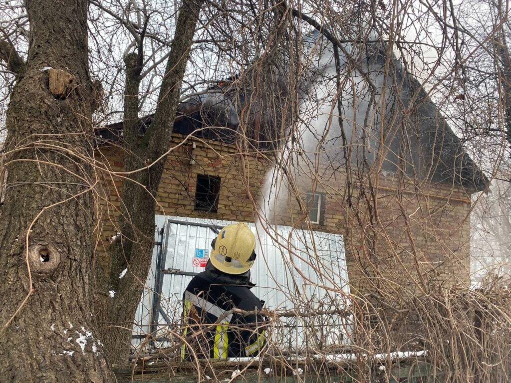У Києві загорілась приватна садиба: постраждала літня жінка
