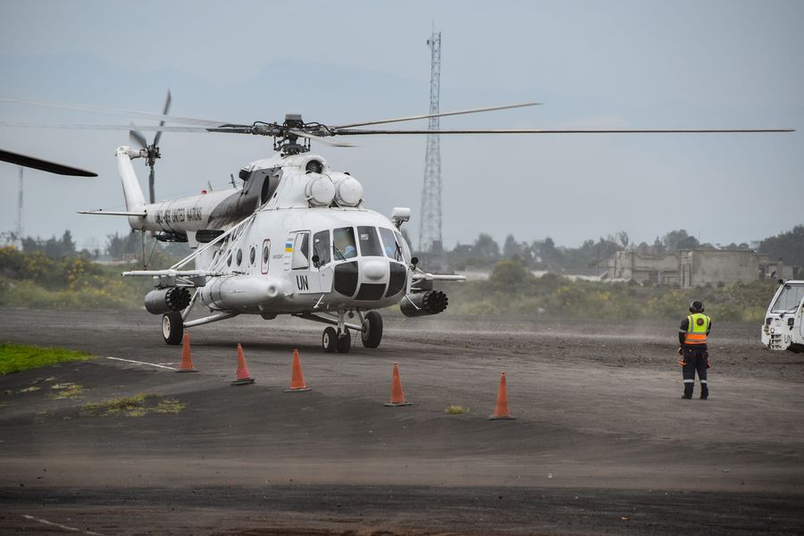 Українські миротворці з вертольота знищили базу бойовиків у Конго: відео