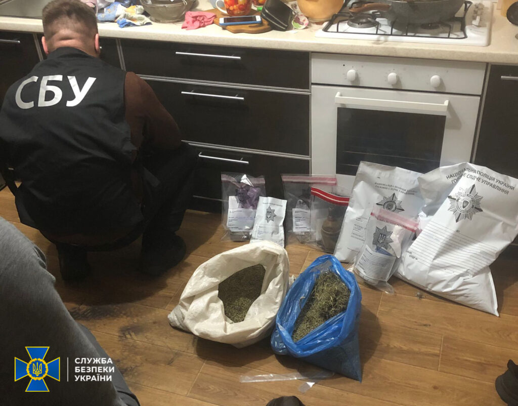 Збували “товару” на два мільйони гривень щомісяця: у Вінниці викрили масштабний наркобізнес