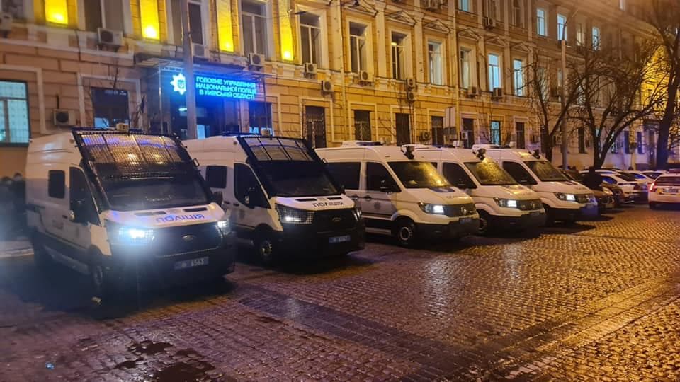 Поки суддя у нарадчій кімнаті, Банкова вже прийняла рішення: до Печерського суду стягують екіпірованих силовиків