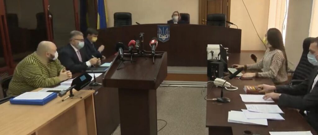 Печерский райсуд в турборежиме принял решение о незаконном аресте имущества Петра Порошенко