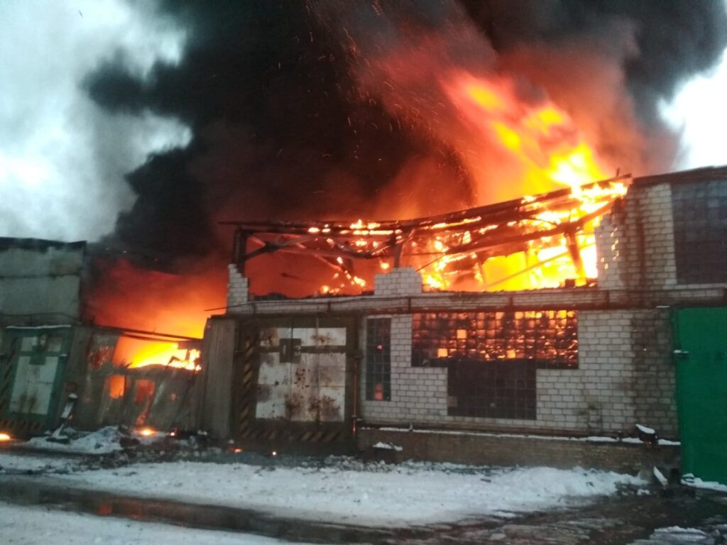 Горіло понад півтори тисячі квадратних метрів: на Київщині спалахнув склад з використаними шинами
