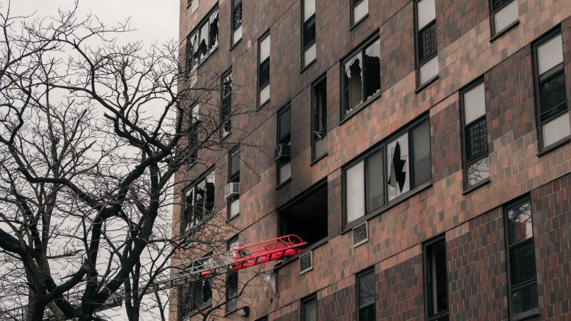 Найбільша пожежа за 30 років: У Нью-Йорку у багатоповерхівці загинуло 19 людей, зокрема дев’ятеро дітей